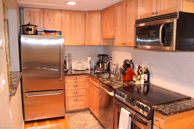 Building Photo - 1 br, 1 bath Townhome - 77 Warren Ave