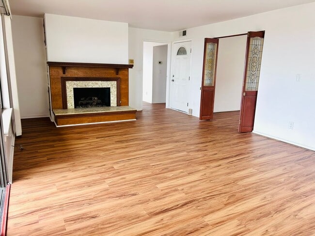 Building Photo - 25072 Alicia Dr