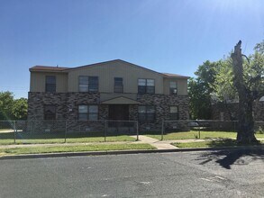 Building Photo - 905 Sissom Rd