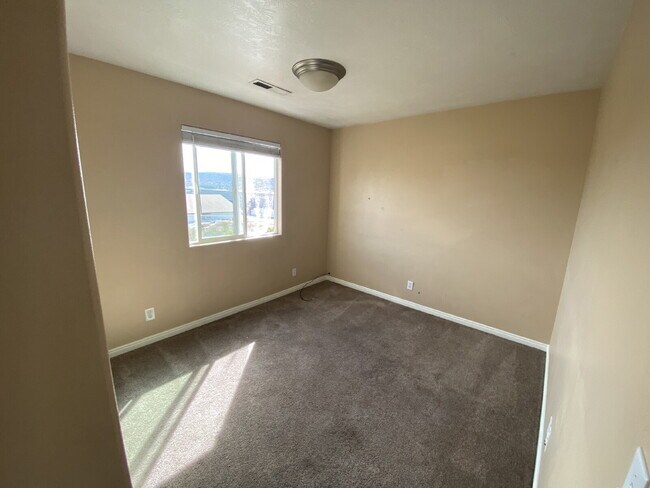 Foto del edificio - Spacious 3-Bedroom Townhouse in Saint George with Modern Comforts