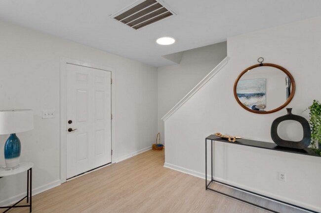Foto del edificio - $300 Off First Month's Rent! - T.R. Lawing...