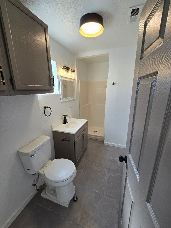 Foto del edificio - 3 bedroom 2 bath HOUSE for Rent near Downtown