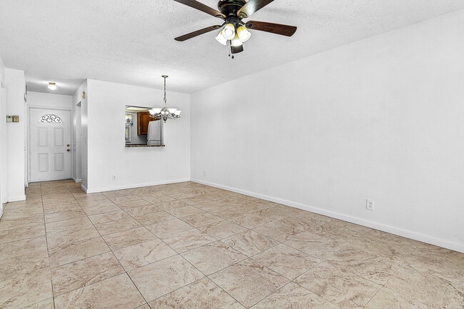 Foto del edificio - 9855 Sandalfoot Blvd