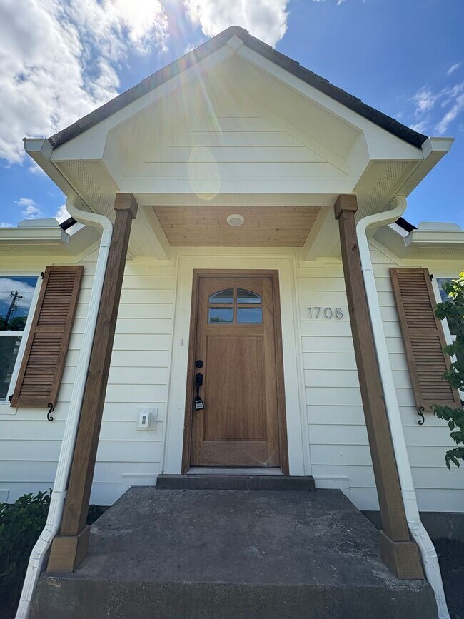 Building Photo - Beautifully Renovated Inglewood Cottage