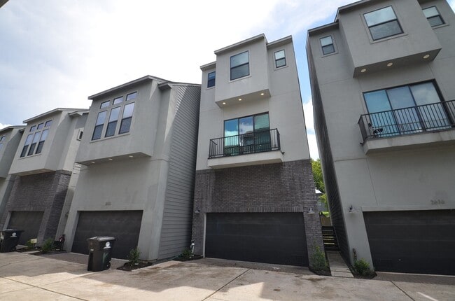 Foto del edificio - 2616 Riverside Dr