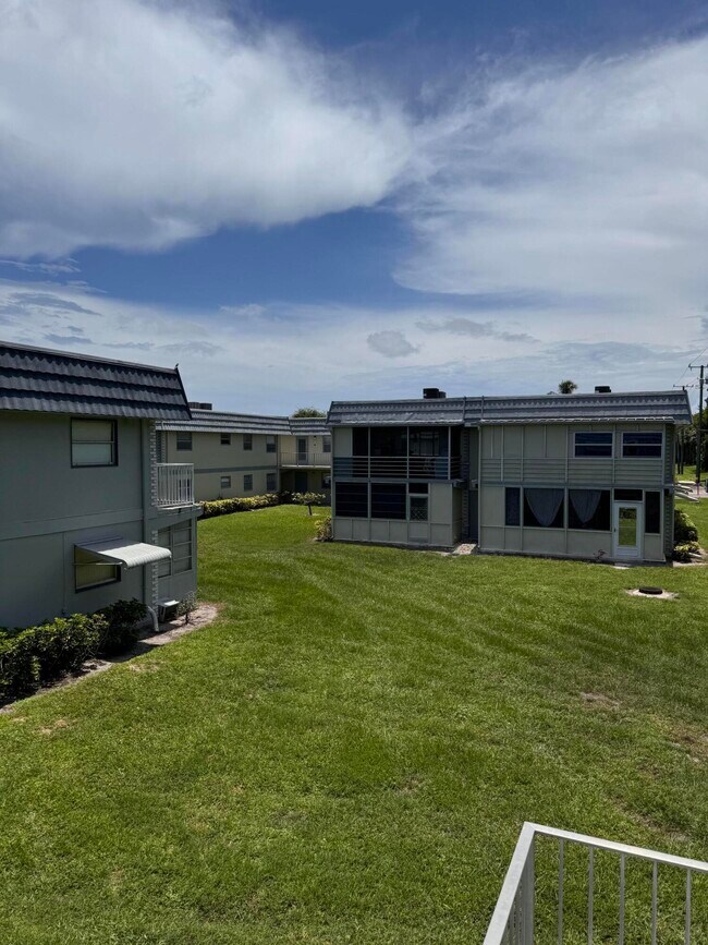 Building Photo - 384 Brittany Ave