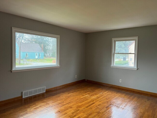 Building Photo - 2-BDR 2-BTH Ranch with Basement, Fenced Ya...