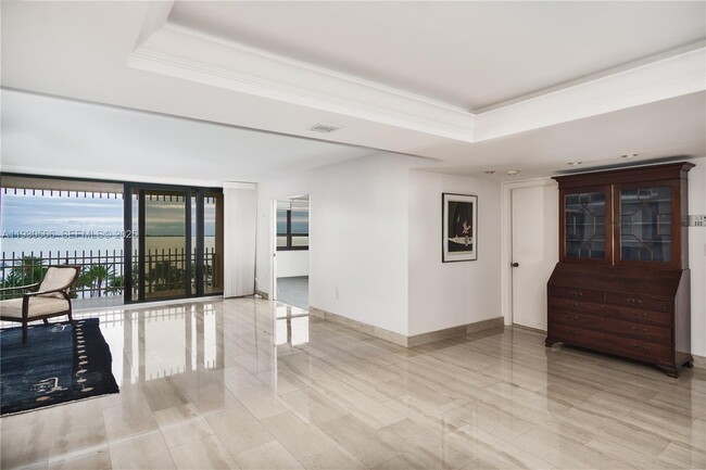 Foto del edificio - 2 Grove Isle Dr