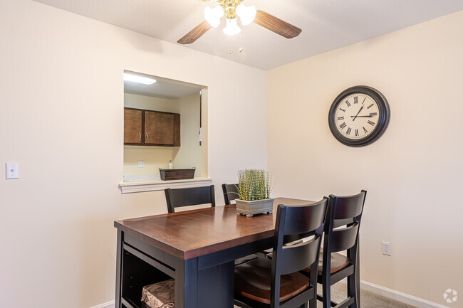 2HAB, 1BA - Comedor - The Oaks Apartments