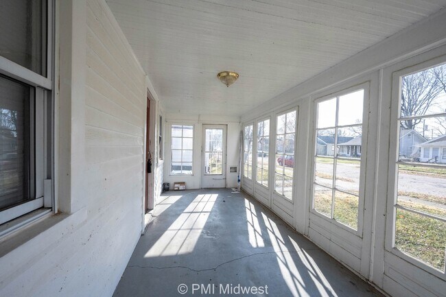 Foto del edificio - "Charming 2-Bed Home with Gleaming Hardwoo...
