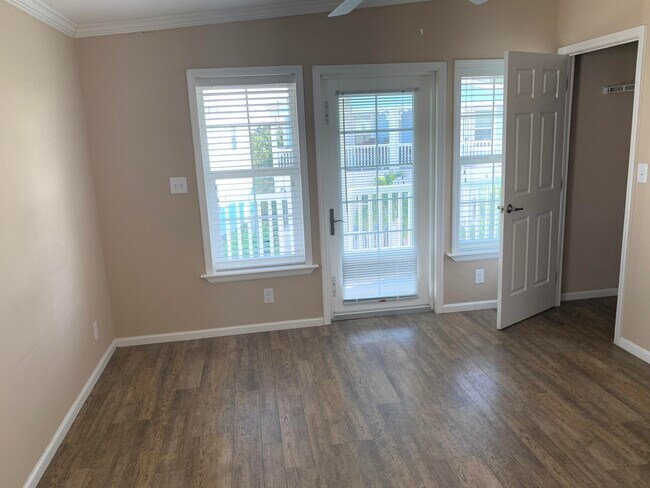 Foto del edificio - 28545 Channel View Dr