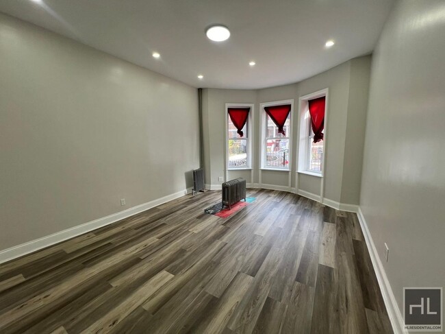 Building Photo - FRESHLY GUT RENOVATED LARGE 4 BEDROOMS /2 ...