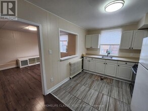 Building Photo - 5 Main St S