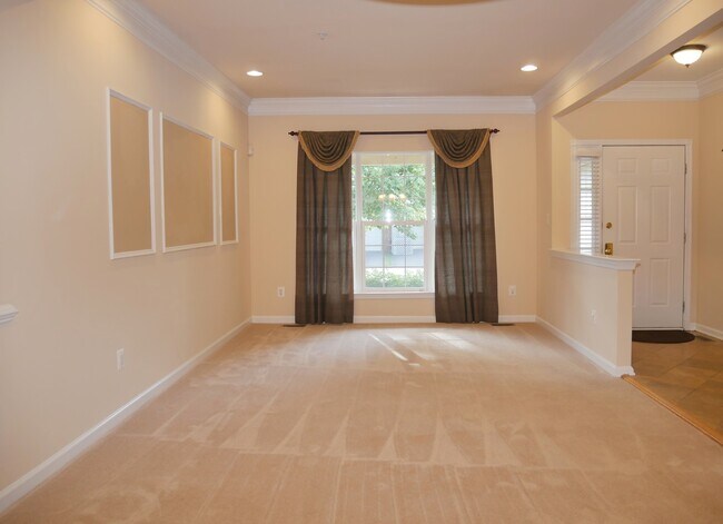 Building Photo - Gorgeous Former Model 4 Bed 2.5 Bath Townh...