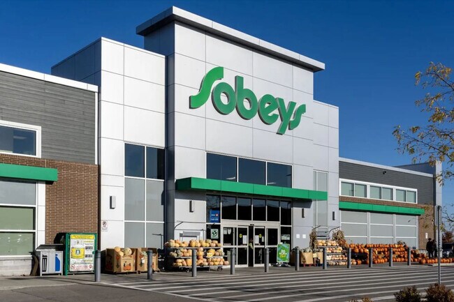 Photo du bâtiment - 16587-16100 100 St NW