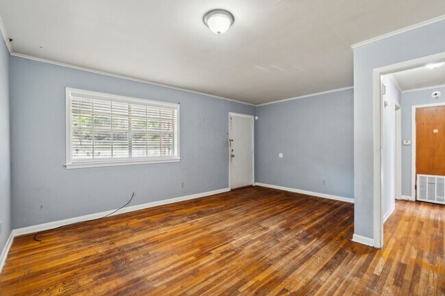 Building Photo - Lakeside Villa Apartment
