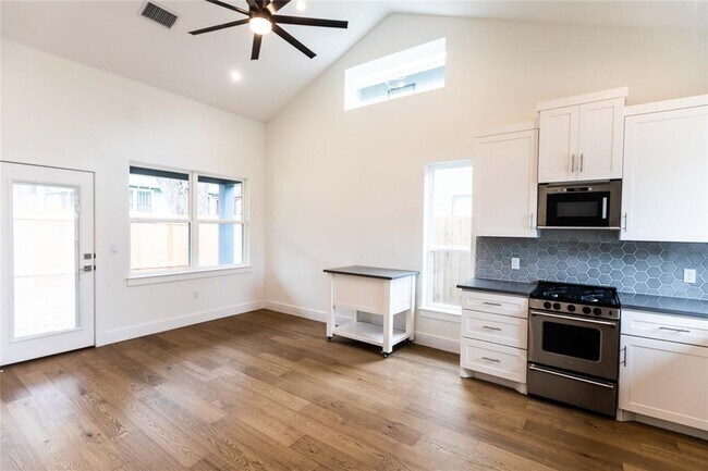 Building Photo - 409 W 35th St