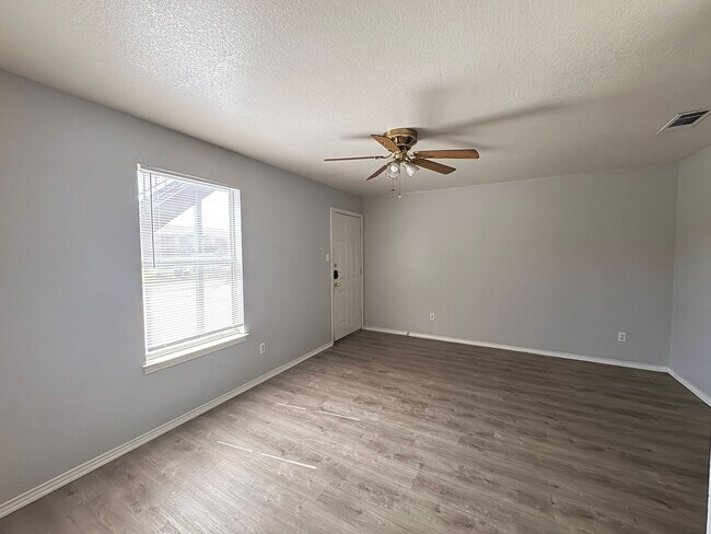 Building Photo - 1605 Benttree Dr