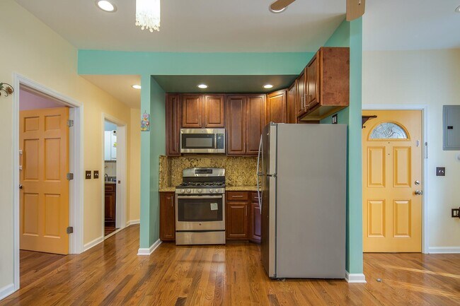 Building Photo - 461 Mallory Ave
