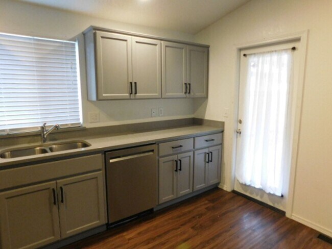 Foto del edificio - 3Bd/2Ba Single Story Home - For viewing beginning 4/27/2026!