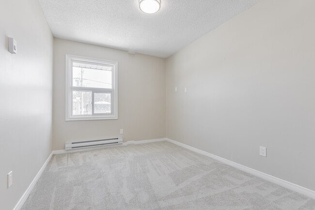 Photo du bâtiment - 3 bedroom, 1 bathroom apartment in Ajax