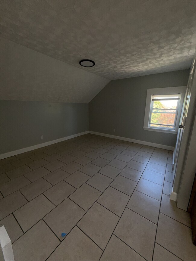 Building Photo - 599 Elm St
