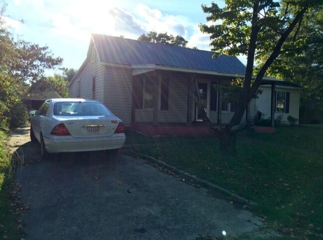 Building Photo - 3 bed 2 bed house in Henrico! Big yard, la...
