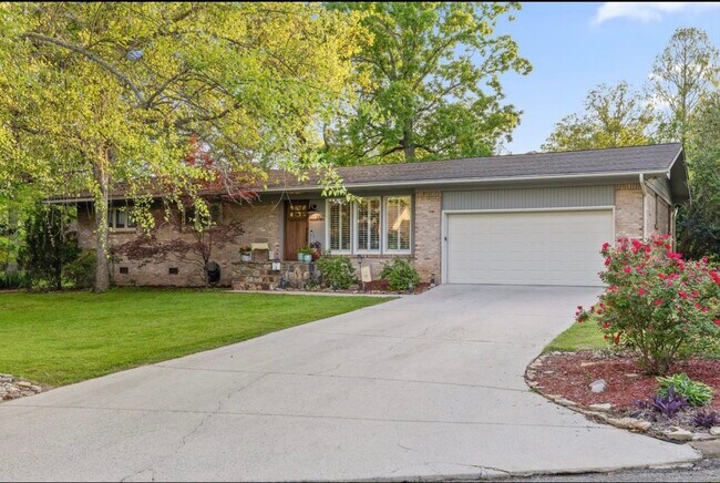 Building Photo - 1627 Fernwood Cir