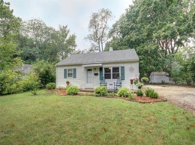 Building Photo - Two Bedroom Single Family Home