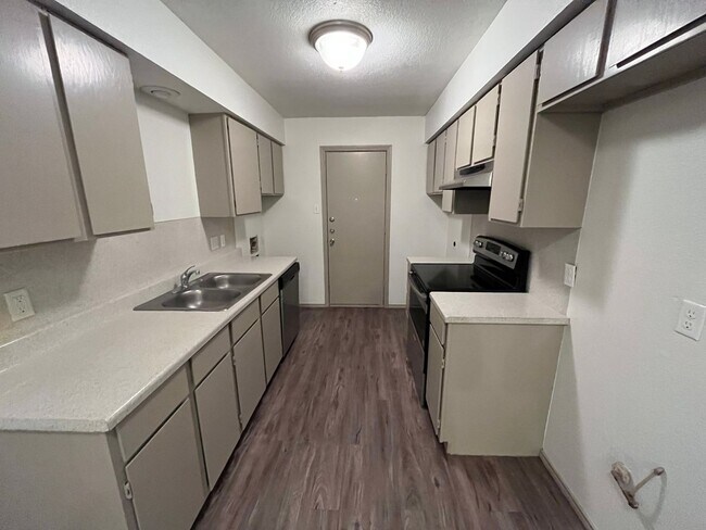 Foto del edificio - 8202 Vernon Ave