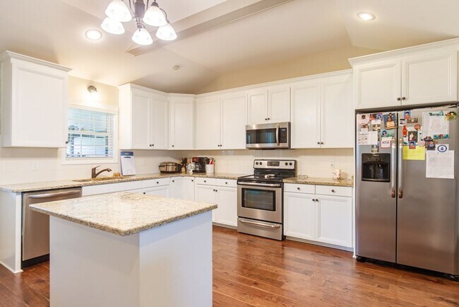 Foto del edificio - Modern 4-Bedroom Home with Screened Porch ...