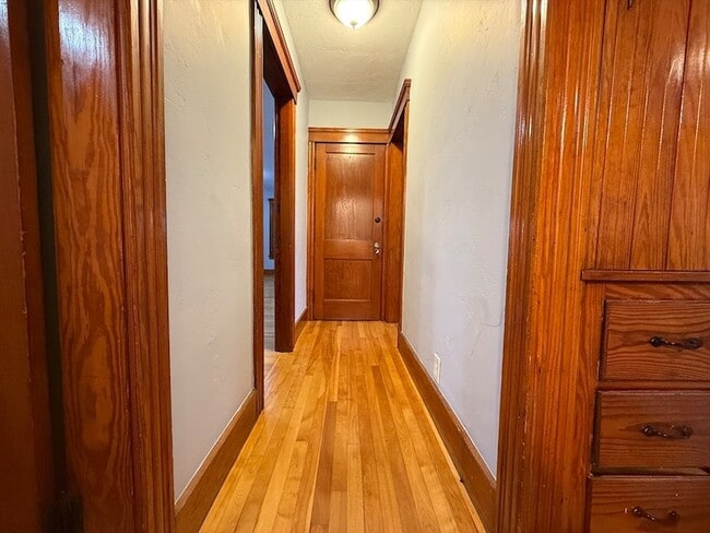 Building Photo - 58 Oxford St N