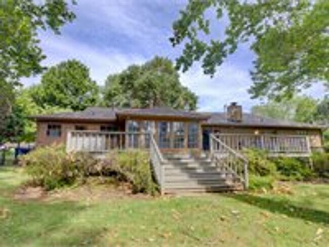 Building Photo - Large Mid Town Home