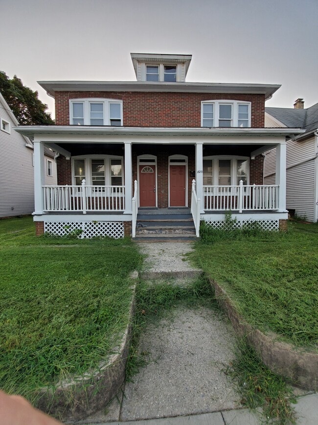Building Photo - 823 Pine St