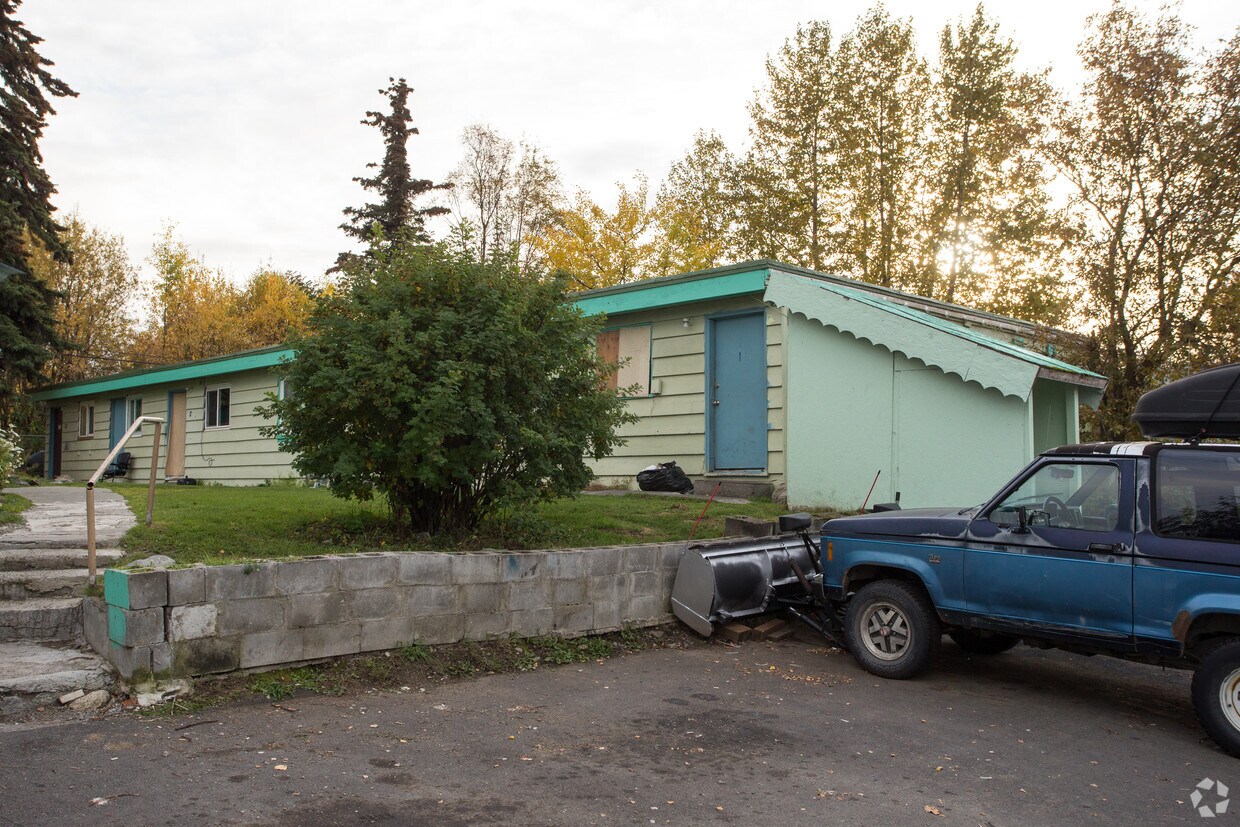 Building Photo - 928 W 25th Ave