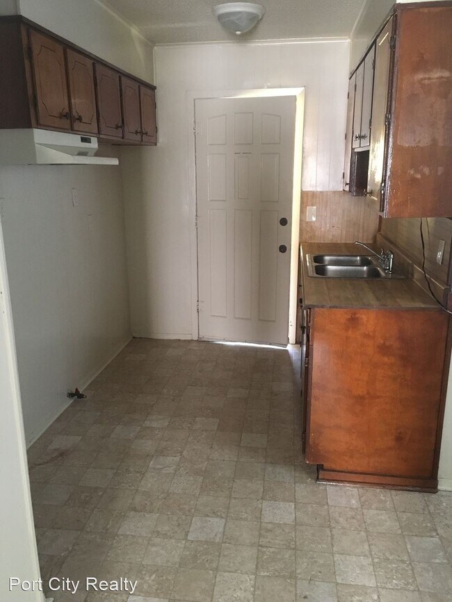 Building Photo - 3 br, 1 bath House - 617 W 66th St.