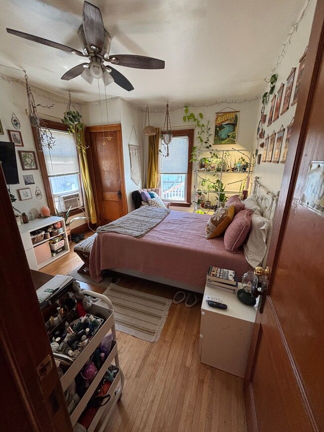 Building Photo - Spacious 3 Bedroom 2 Bath Unit in Northeas...