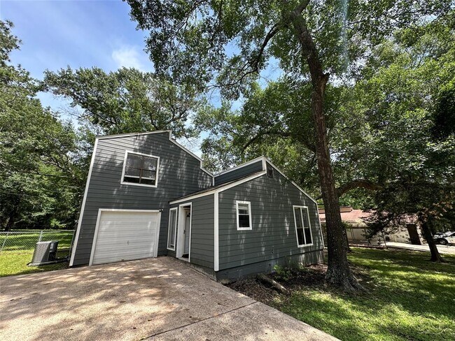 Building Photo - 4745 Holly Ln E
