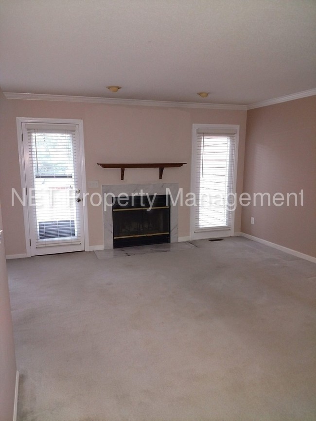 Building Photo - Cute Town Home w/ garage in Raleigh