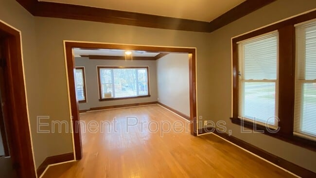 Building Photo - 444 W 98th St