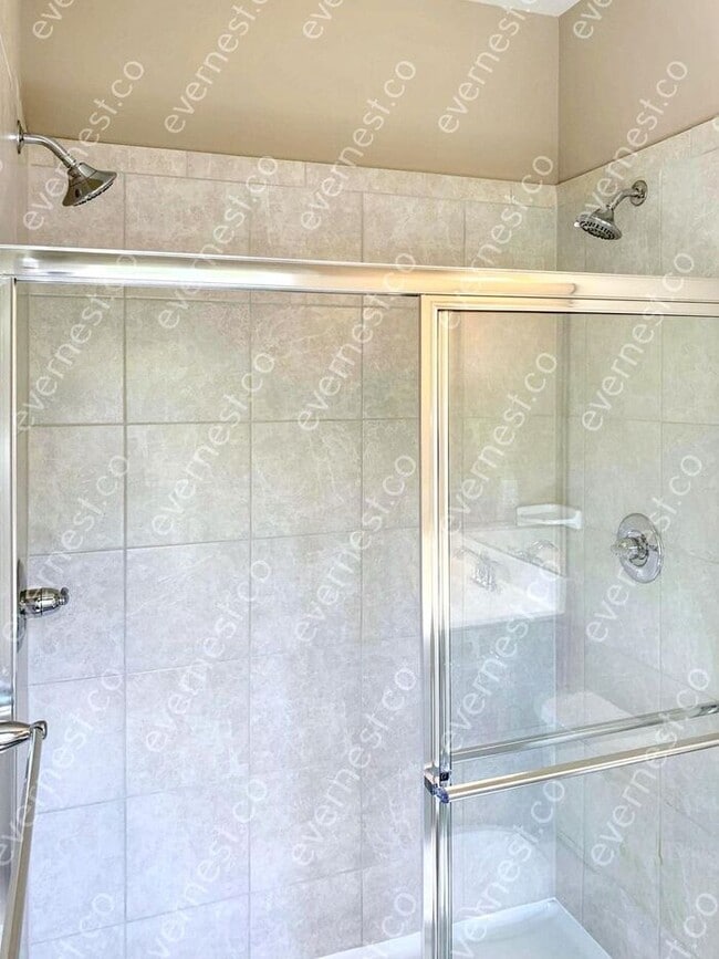 Building Photo - Gorgeous 3-Bedroom Townhouse with Modern C...