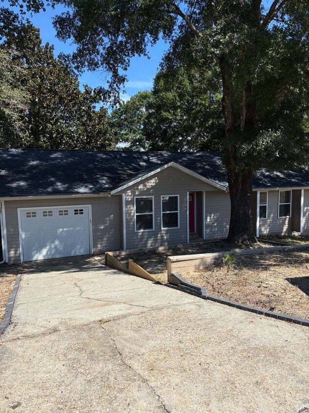 Foto principal - Charming 2-Bedroom, 2-Bath Home in the Hea...