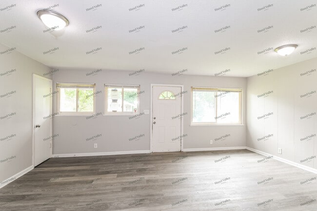 Building Photo - 10250 Valley Dr