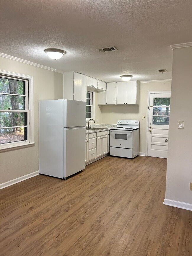 Foto del edificio - TWO BEDROOM, ONE BATH HOME