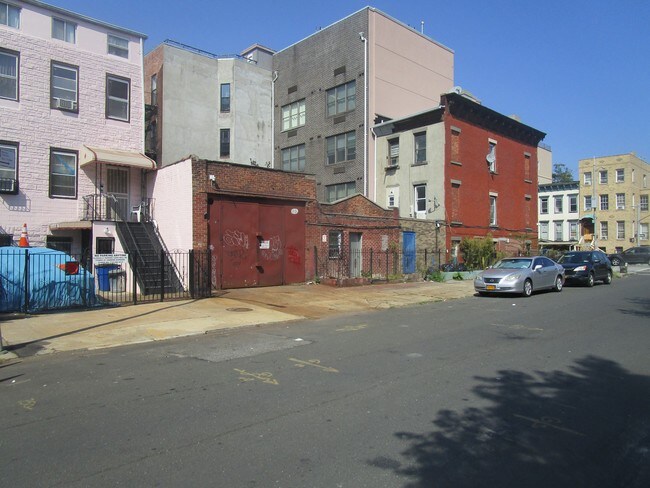 Foto del edificio - 586 Marcy Ave