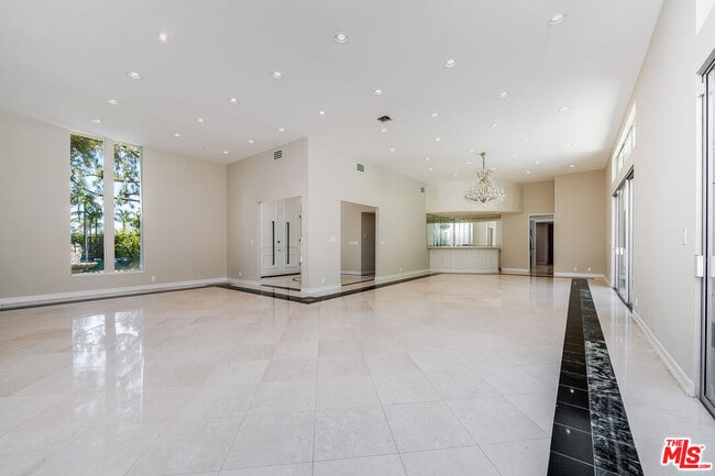 Building Photo - 1860 Loma Vista Dr