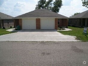 Building Photo - 925 Maplewood Dr