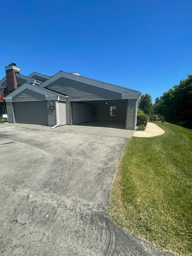 Building Photo - N17W26887 E Fieldhack Dr