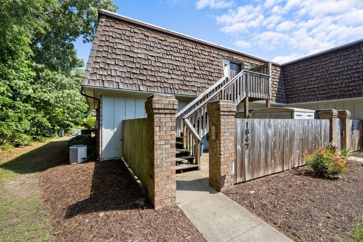 Primary Photo - Fully Renovated Condo for Rent in Virginia...