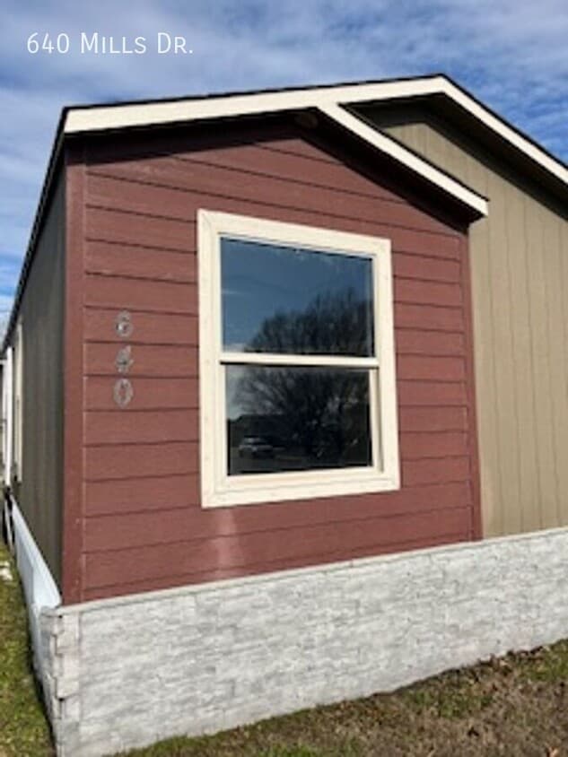 Building Photo - 640 N Mills Dr